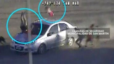 Dramática persecución: una mujer, atropellada con su beba en brazos por un auto con ladrones que escapaban de la policía.