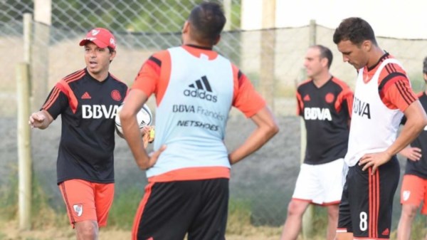 El muñeco probó con Leo en el fondo y Domingo de "5". Sigue reinventando a River.