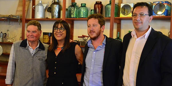 Historia. Torrejón, Bowen y Maderna posan junto a Elvio Griffiths, quien donó antigüedades a La Mercante.