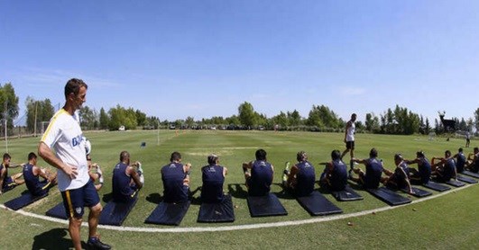 Boca entrenó a puertas cerradas y a las 15:30 parte hacia Mendoza.