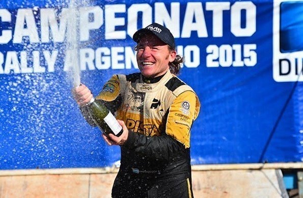 "Kova" descorchando, en uno de sus cinco triunfos en el Rally Argentino durante 2015.