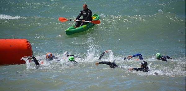 Nadadoras en las aguas de Playa Unión, en la 1ª fecha del Campeonato.