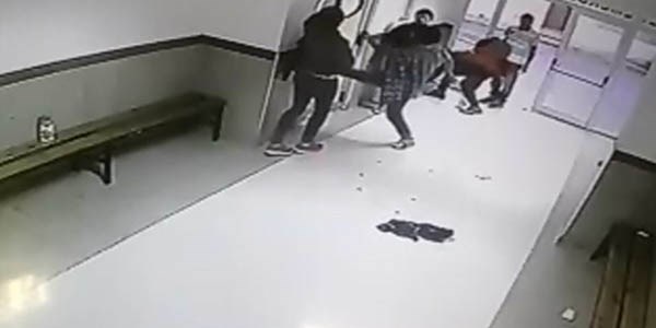 Momentos en que se desbordaba la violencia en el hospital público de Trelew. Piden presencia policial.