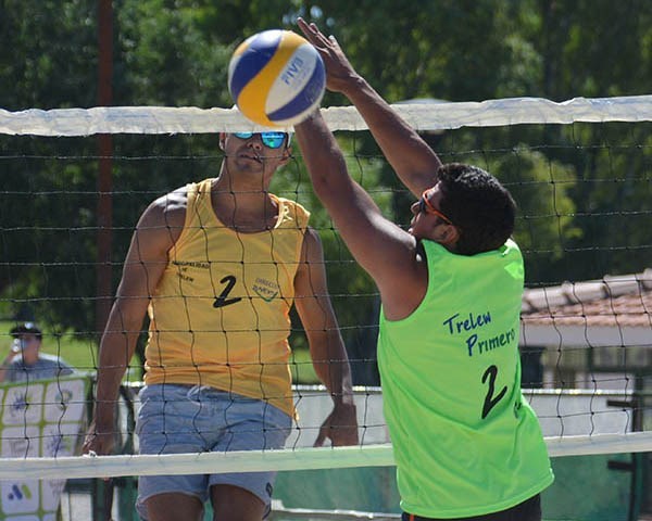 Salto a la red. El Beach Voley se desarrolla en la Laguna Chiquichano.