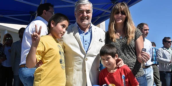 Peronista. Una postal del gobernador con una de las familias que por fin consiguió techo propio en Trelew.