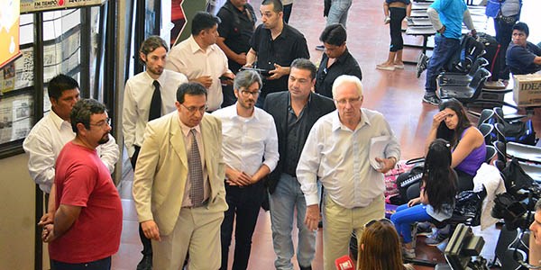 Caminata. Entre saludos a los vecinos, el jefe comunal hizo varios anuncios vinculados al edificio de Trelew.