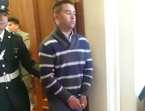 El “Mai” Bustos saliendo esposado de los tribunales chilenos.