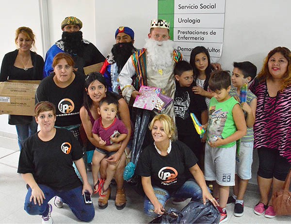 Presentes. Los Reyes hicieron su tradicional visita al Hospital.