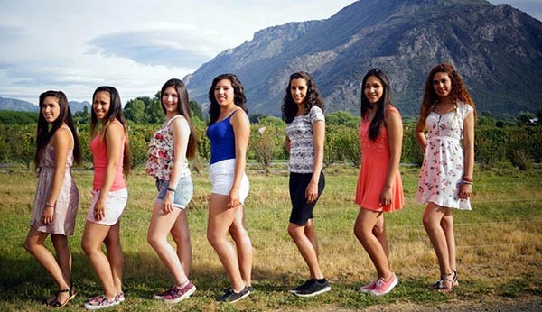 Momento especial. Las jóvenes son las aspirantes a reina de la fiesta.