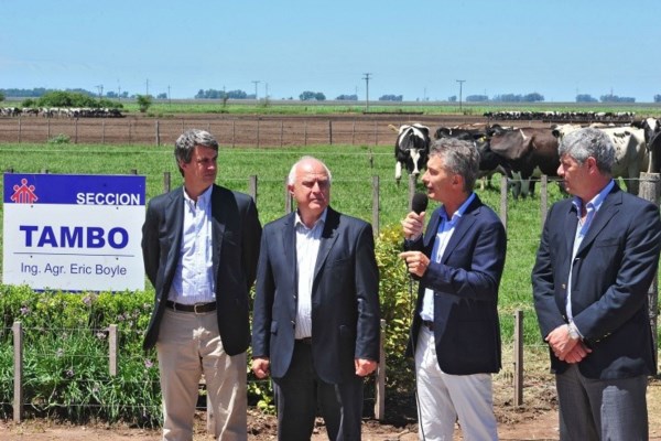 Macri anunció créditos y subsidios para lecheros, y criticó “falta de visión” anterior.