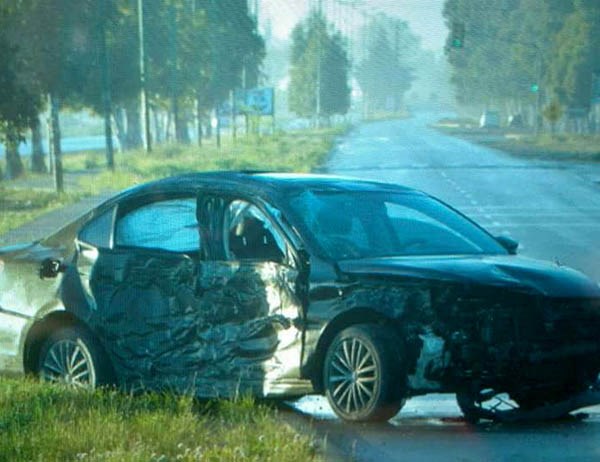 El automóvil Volkswagen Vento sufrió daños de consideración.