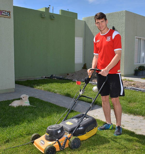 Una máquina fuera y dentro del área. Schischke recibió a Jornada en pleno uso de la cortadora de césped.
