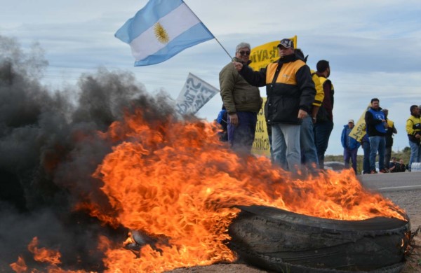 Fuego. La protesta enojó a una multitud de vecinos que querían ejercer su derecho a circular libremente.