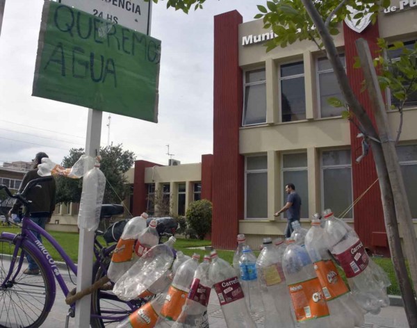 Símbolo. Las familias colgaron botellas vacías en el municipio para demostrar su disconformidad. 
