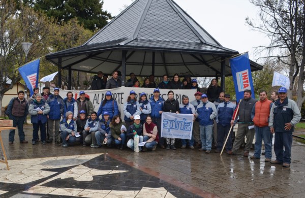 Compañeros. En Esquel los trabajadores del INTA se juntaron para que los vecinos sepan lo que sucede. 