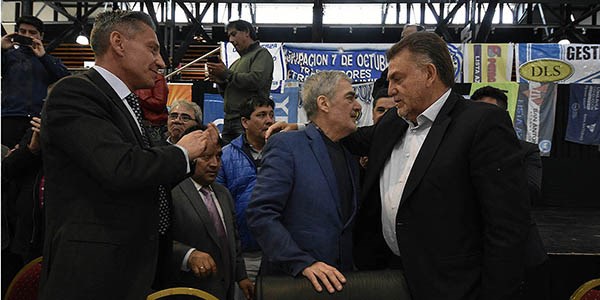 El enviado de Mauricio Macri, Domingo Amaya, pasó un incómodo momento con silbidos para el presidente.