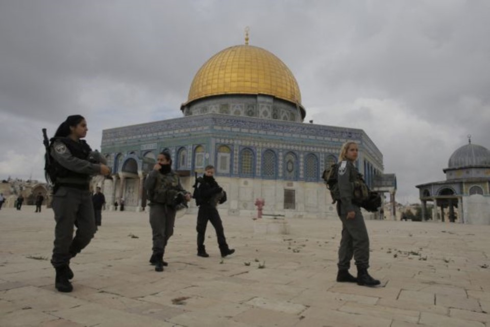Una mezquita en el corazón de la ciudad santa, custodiada por fuerzas de seguridad israelíes.