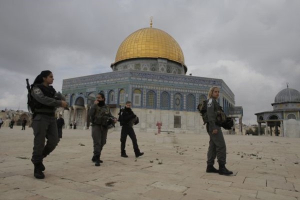 Una mezquita en el corazón de la ciudad santa, custodiada por fuerzas de seguridad israelíes.