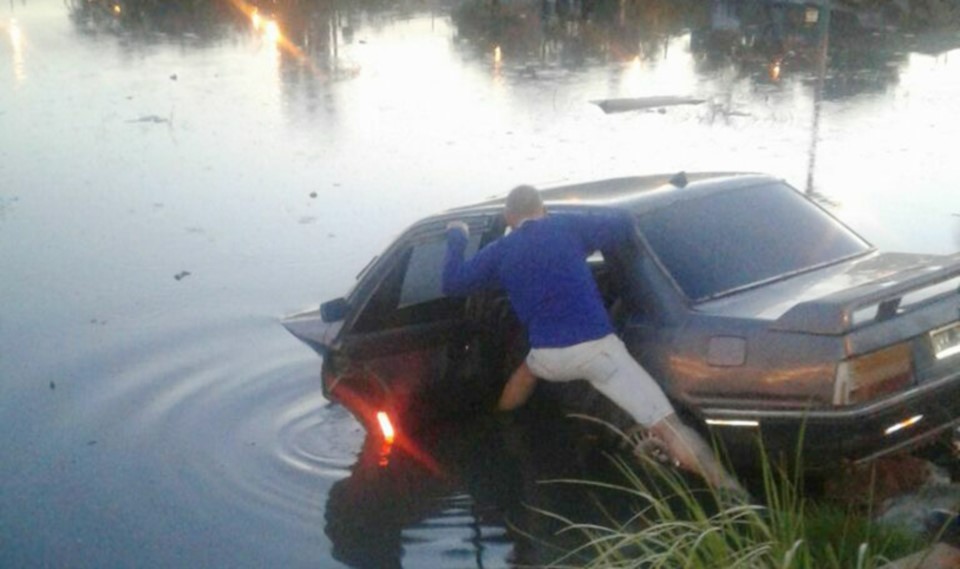 El Peugeot 505 fue a parar a la Laguna Chiquichano en la tarde de ayer.
