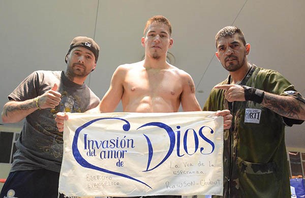 Una bandera con fe. Ezequiel Matthysse junto a su tío Lucas Matthysse y su entrenador Mario Narváez. 