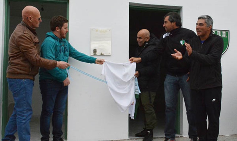 Mauricio Serna corta la cinta con Dante Bowen, intendente de Dolavon, e inaugura la cancha de fútbol 7 destinada al fútbol formativo del “Verde”.