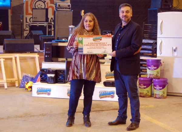 Carlos Barbato, titular de Lotería, entregando un premio.
