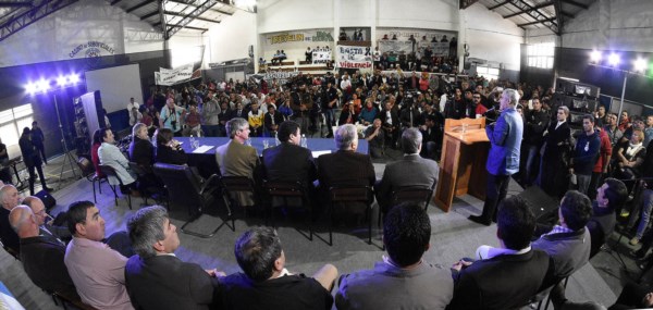 El turno de la Cordillera. En los últimos días el gobernador firmó los convenios por el bono con el sur provincial, municipios del Valle y ahora con la región cordillerana.