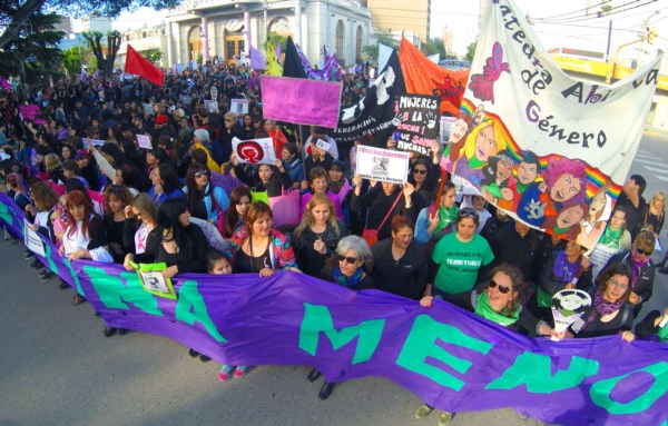 El comienzo. Aun antes de la hora pactada, muchas mujeres se concentraron en Trelew para comenzar luego la multitudinaria movilización.
