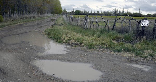 Los caminos que lindan la chacra 65 son intransitables. Los vecinos le exigen al municipio que responda.