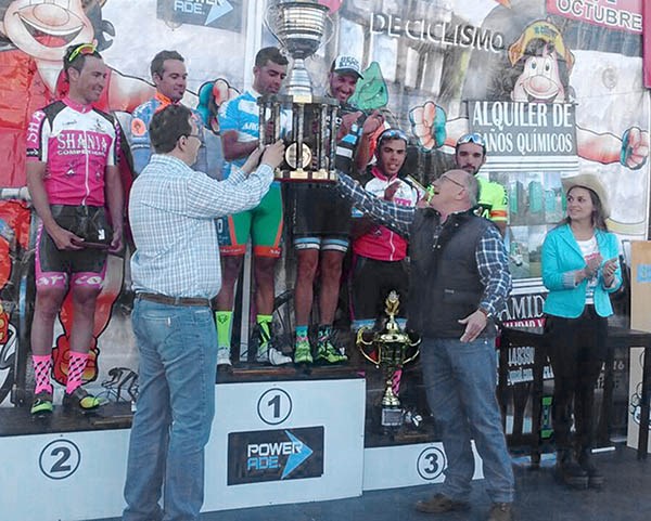 Adrián Maderna y José María Sáez en el momento de la premiación a los ciclistas que lograron los puestos de vanguardia de la Vuelta al Valle.
