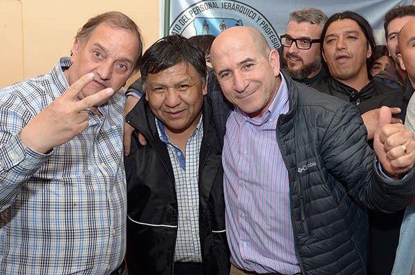 Trío. El intendente Linares (izquierda), el “Loma” Ávila y Lludgar celebran la reelección en los Jerárquicos. 