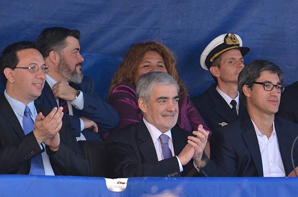 Aplausos. En primera fila desde la izquierda, Maderna, Das Neves y Adrián Pérez en el palco en Trelew.