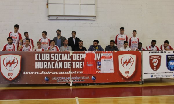 El plantel posa en el Atilio Viglione junto a Mariano Aguilar y Pablo Mamet, Director técnico y presidente de Huracán, respectivamente.