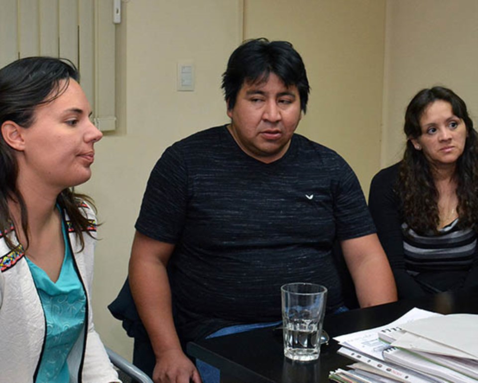 Gabriel Cayupán junto a su esposa Noermí Farfán y la abogada Sánchez.