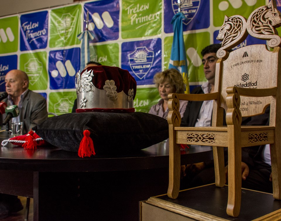 La presentación de los atributos se desarrolló en el Salón Histórico de la Municipalidad de Trelew.
