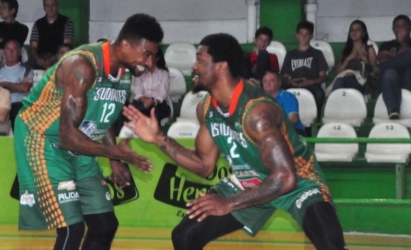 Dar Tucker fue la figura y el goleador del partido con 25 puntos.