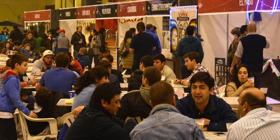 Cuidados. Una postal de la fiesta en Trelew, vigilada por los policías que ahora cobrarán.