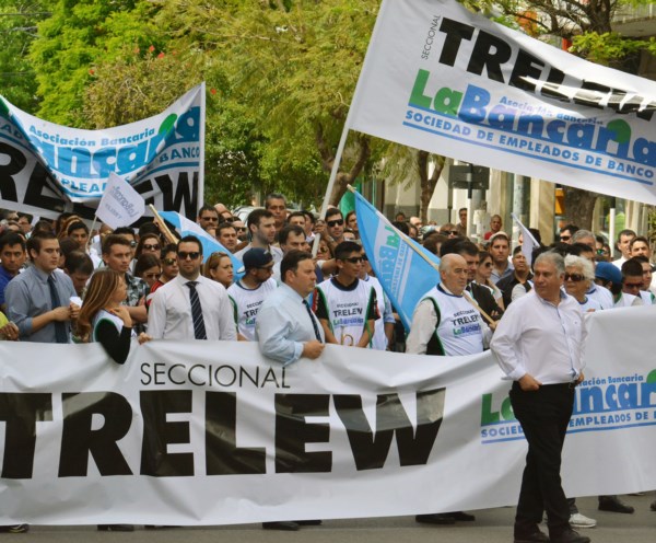 Reclamo. Los bancarios se hicieron sentir para pedir por sus derechos también en las calles de Trelew.
