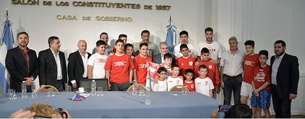 Junto al deporte. El gobernador Das Neves junto a los intendentes de Trelew y Puerto Madryn, y los representantes de los clubes que ayer recibieron aportes para concretar obras.