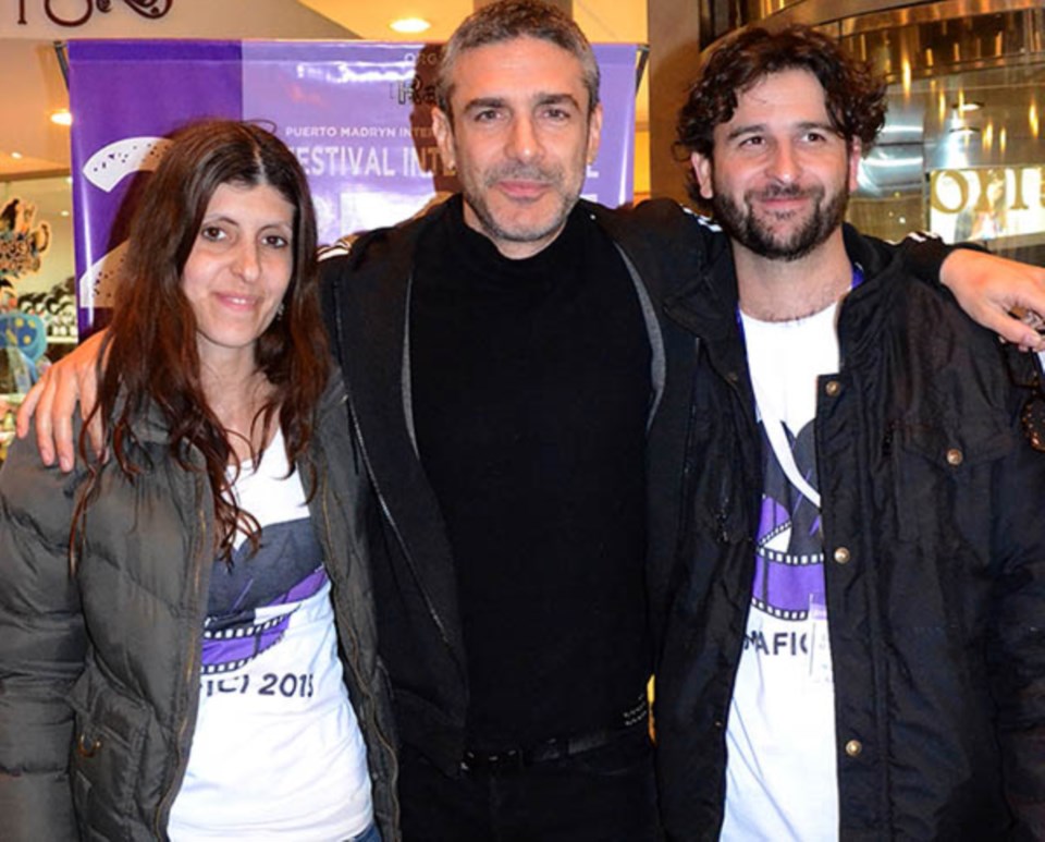 Damián Martínez y Valeria Malatino, junto a Leonardo Sbaraglia.
