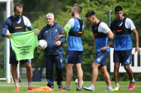 Omar De Felippe tendrá su primera prueba como técnico de Vélez.