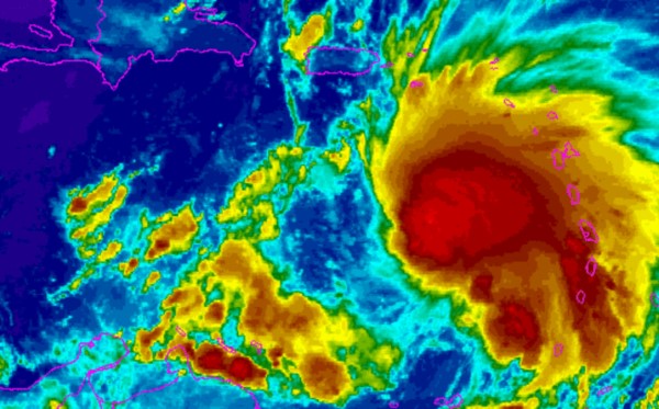 Matthew, llega al Caribe con grado 4 y vientos superiores a 200 kilómetros por hora.