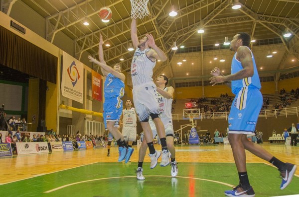 Peñarol estira su gran comienzo: Derrotó como visitante a Hispano Americano con 78-72.