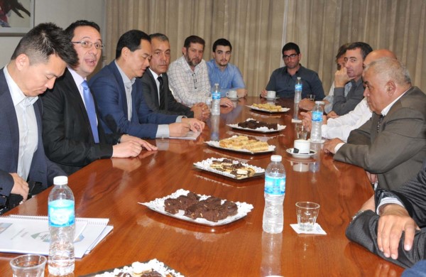 Canapés. El embajador, los empresarios y Maderna tuvieron una charla muy fructífera para Trelew.