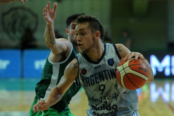 Argentino consiguió una victoria muy importante de visitante.