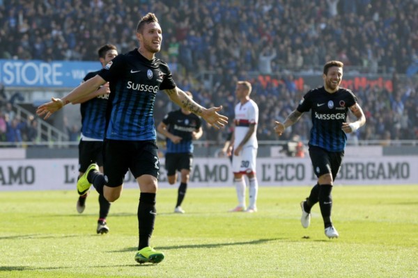 Papu Gómez, capitán e ídolo de Atalanta, seguido por la Azzurra, un gol en 3-0 a Genoa. 