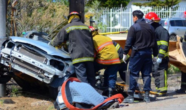 El auto se estrelló y luego se prendió fuego (foto La Vanguardia del Sur)