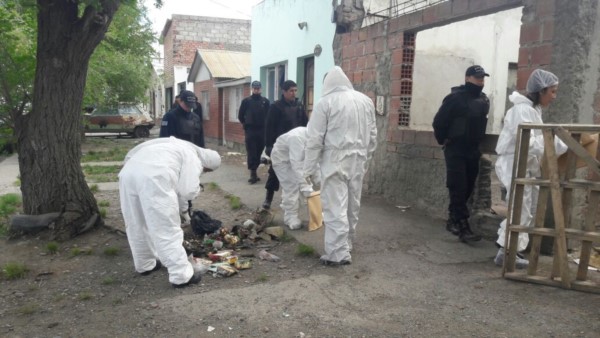 Policía científica trabajó en la vivienda donde encontraron los restos (foto La Opinión Austral)