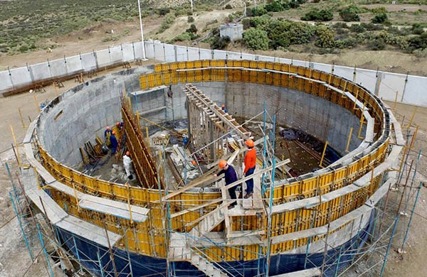 Cisterna. Una postal de la obra que dotará de agua potable a decenas de familias de Puerto Madryn. 