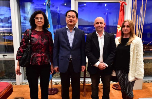 Unidos. Una postal luego de la reunión que reforzó los vínculos bilaterales del municipio con China. 